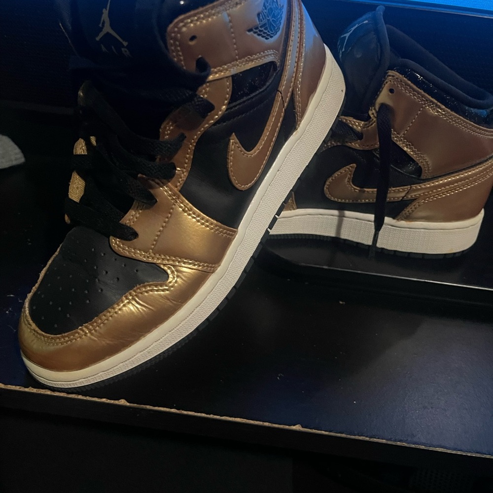 Jordan Men's Sneakers in Black and Gold